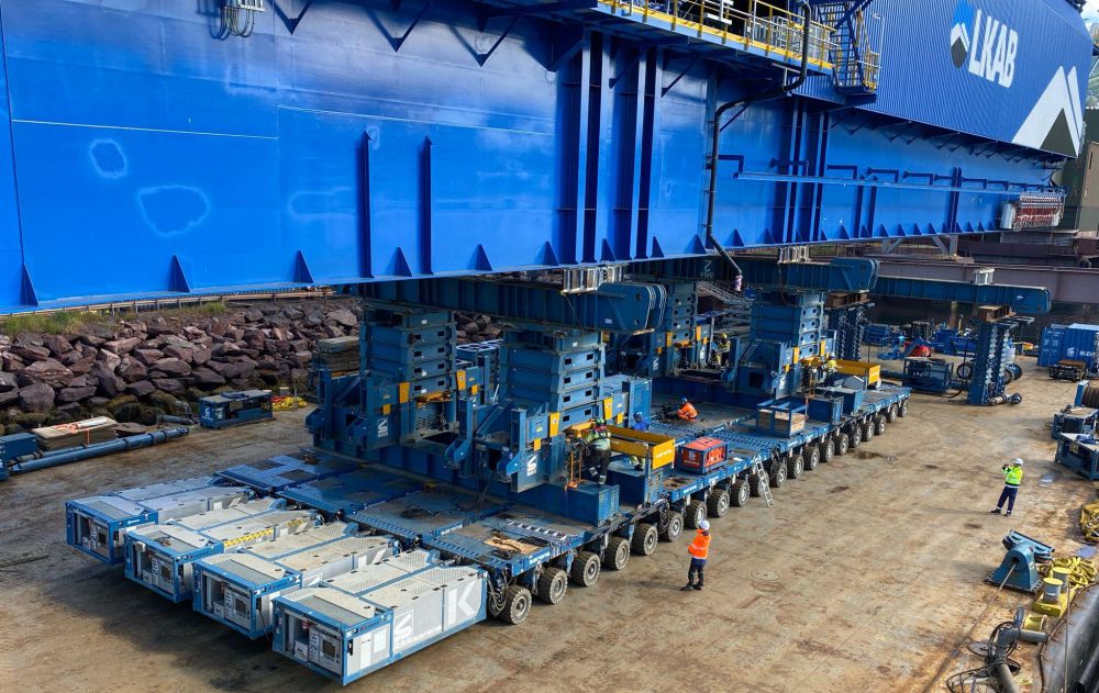 KOCH Solutions大型裝船機(jī)成功運(yùn)抵客戶碼頭(圖1)